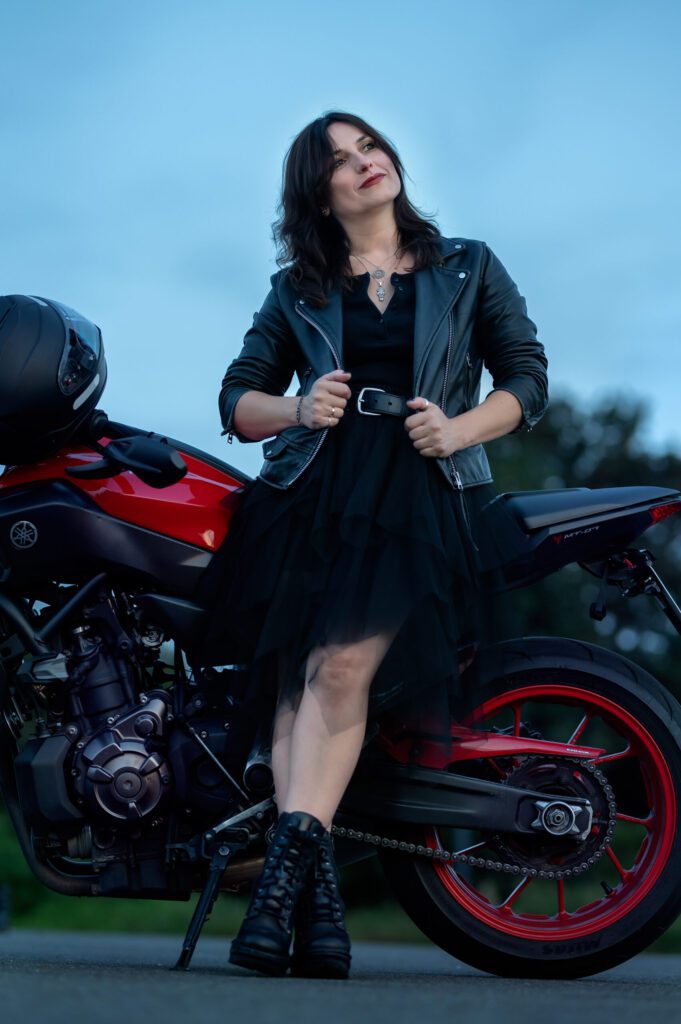 Kobieta w czarnej skórzanej kurtce pozująca przy czerwonym motocyklu Yamaha podczas sesji fotograficznej w Niemczech Legden,Ahaus, Coesfeld