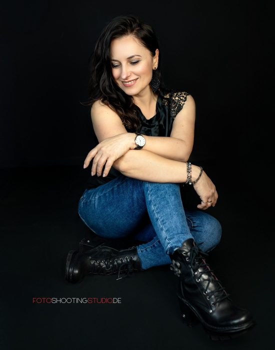 Woman in blue jeans on black background happyself confidentwoman fotoshootingstudio